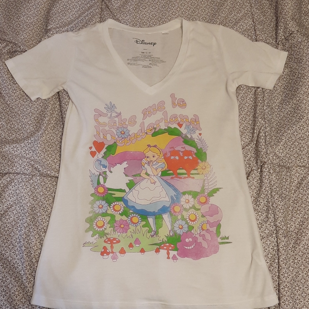 Juniors graphic tshirt Alice in wonderland.